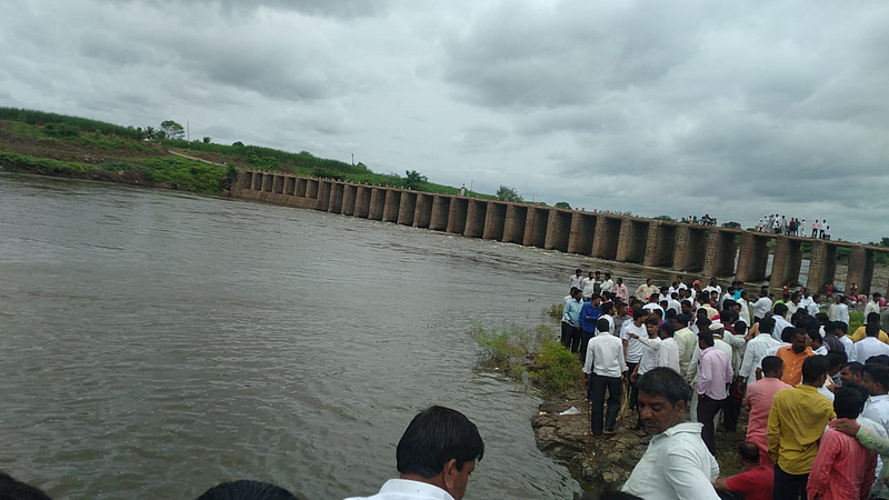 immersing bones young man drowned in river Sina