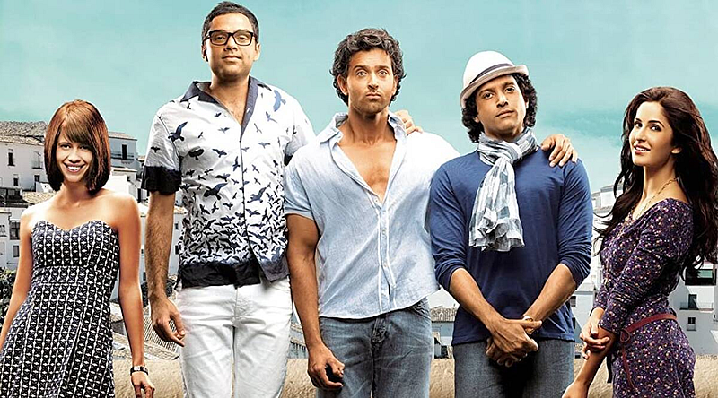 जिंदगी मिलेगी ना दोबारा - (Zindagi Na Milegi Dobara)
फरहान अख्तर दिग्दर्शित या चित्रपटानं पुन्हा एकदा बॉक्स ऑफिसवर कमाल केली होती. याचे कारण त्यानं जिंदगी मिलेगी ना दोबारा सारखा चित्रपट बनवला होता. त्याला मिळालेला प्रतिसाद प्रचंड होता. युवा वर्गाला तो भावला होता. ऋतिक रोशन, अभय देओल, कतरिना कैफ यांच्या प्रमुख भूमिका त्यात होत्या.