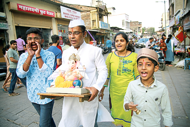 गणरायाच्या आगमनासाठी उत्साह