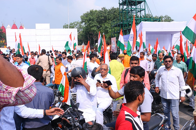 यामध्ये राज्यसभेतील आणि लोकसभेतील खासदार उपस्थित होते. पियुष गोयल, स्मृती इराणी यांसारखे मंत्री यावेळी उपस्थित होते.