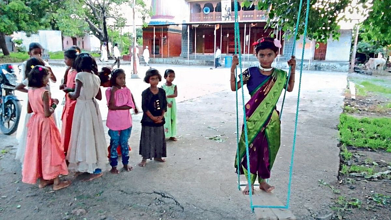 रोहिलागड : परिसरात झोक्याचा आनंद घेताना.