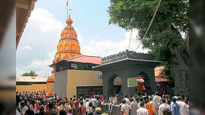 श्री तीर्थक्षेत्र नागनाथवाडी (ललगुण, ता. खटाव)
मंदिरातील पाषाणरुपी शिवलिंग स्वयंभू असून ते जमिनीपासून ३१ फूट खोल पाण्यात आहे.
शिवलिंगातून अखंड पाण्याचा झरा वाहतो.