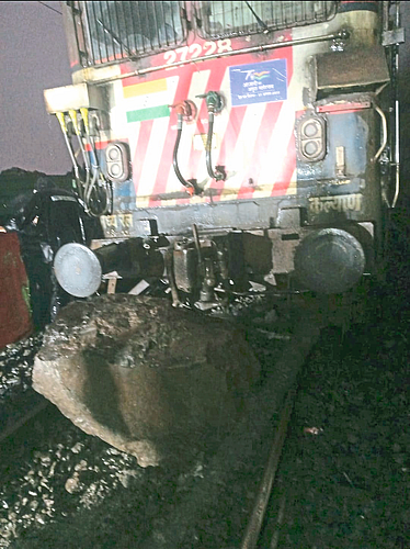 मंकी हिलजवळ
रेल्वे मार्गावर दरड कोसळली
