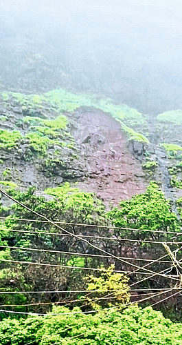 दरडींच्या छायेत लोहगड,
ग्रामस्थांमध्ये भीती