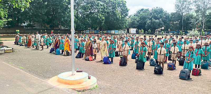 गेनबा सोपानराव मोझे शाळेत सामूहिक राष्ट्रगीत गायन