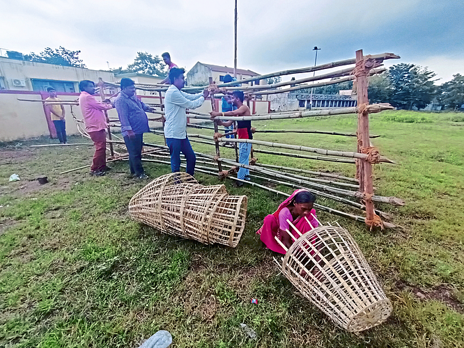 Artists creating a replica of Ravana