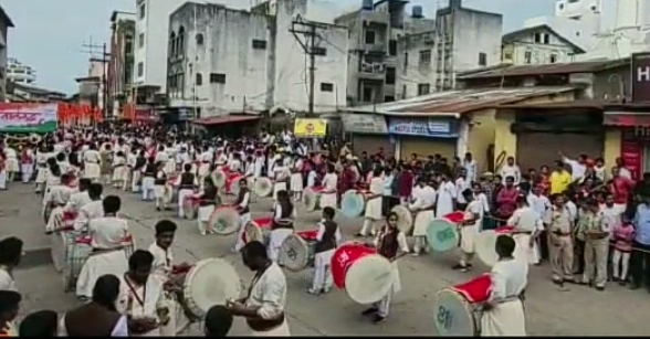 अजान सुरू असताना शिवसेवा मित्र मंडळाचे स्तब्ध उभे असलेले ढोल पथक