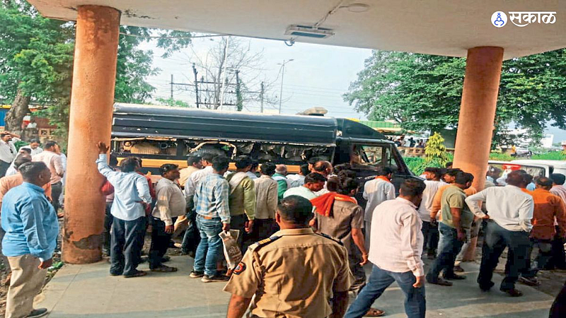 shiv sena activists attack convoy of mla santosh bangar