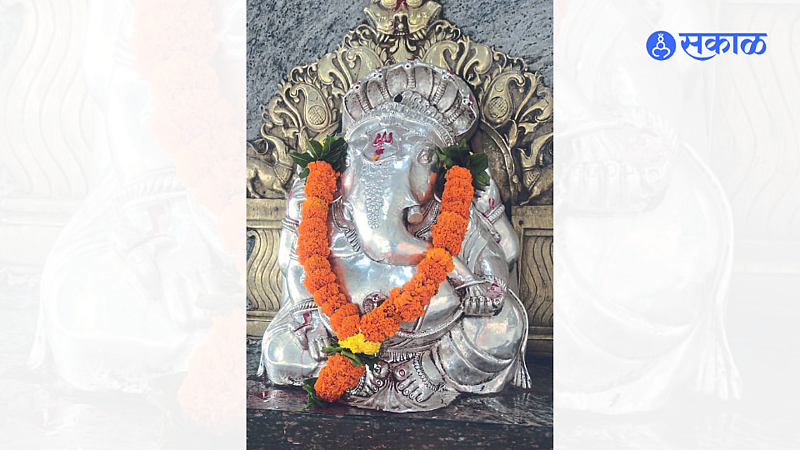 Ganesha idol in ghat on Chandikapur Marg