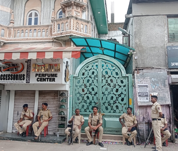 मिरवणूक मार्गावरील दूध बाजार येथील हेलबावडी मशिदचा बंद ठेवण्यात आलेला मुख्य प्रवेशद्वार