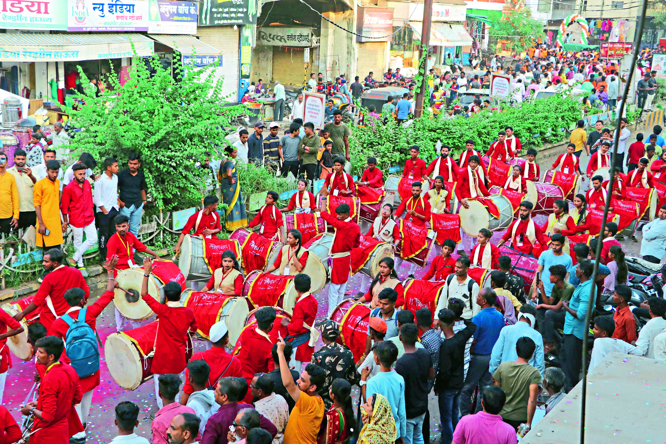 ढोलताशांच्या गजरात चाललेली मिरवणूक.