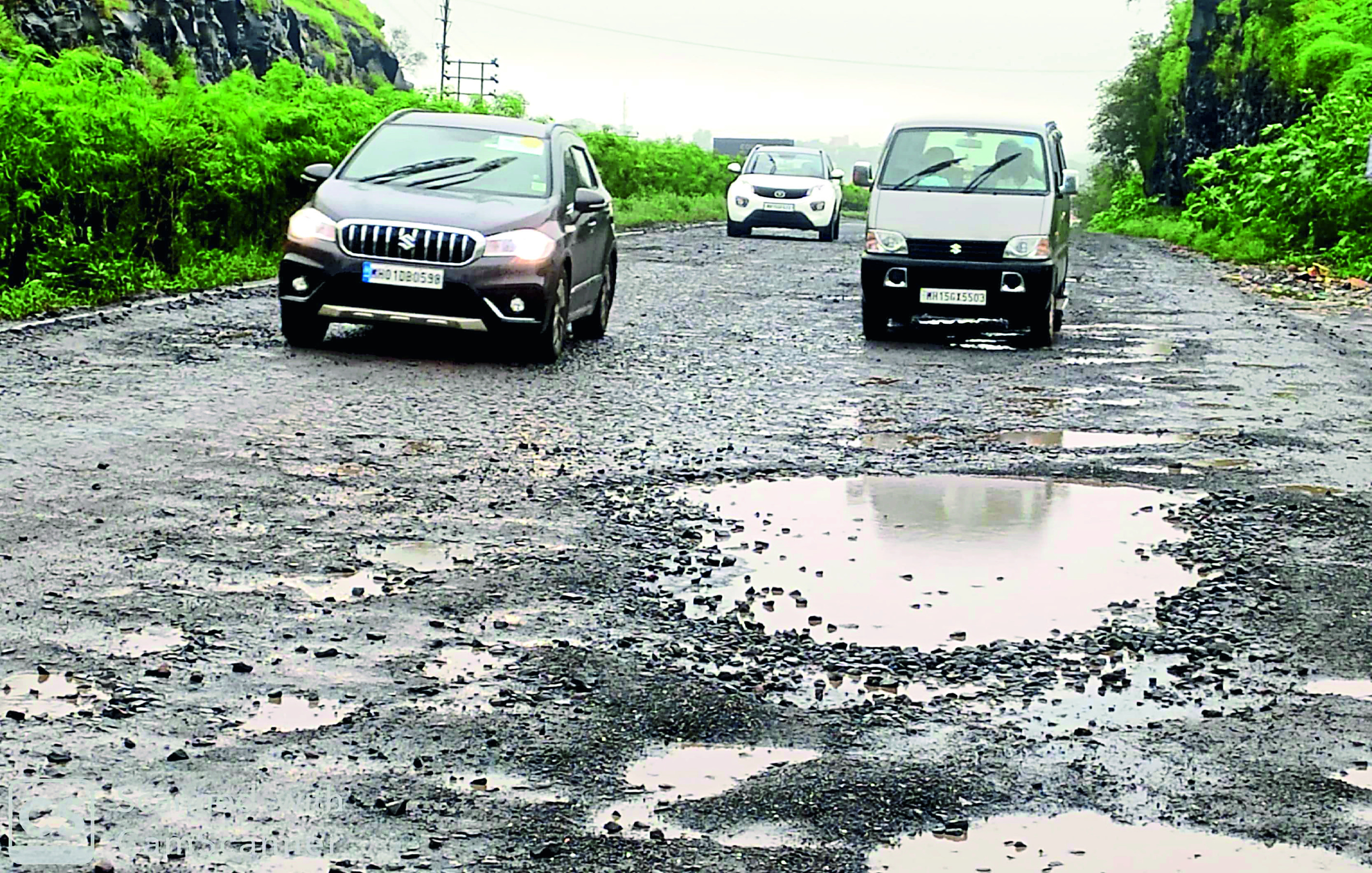 बोरटेंभे गावाजवळ जागोजागी पडलेले खड्डे