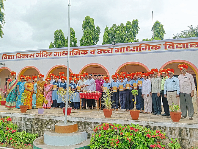 निमगाव म्हाळुंगीत शिक्षक, विद्यार्थ्यांचा सत्कार