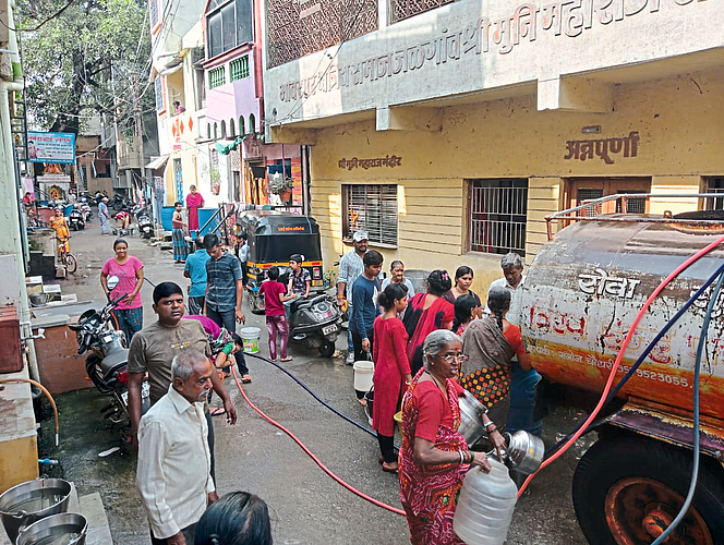 As the water supply was stopped for six days, it was time to supply water by tanker to the old Jalgaon area of the city.