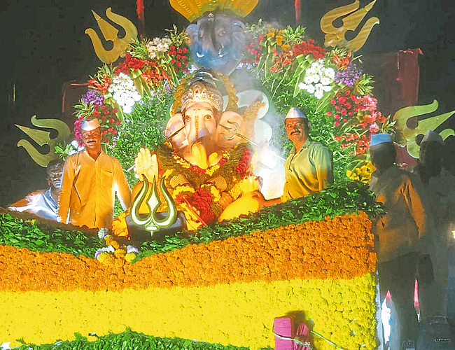 नसरापूरमध्ये मिरवणूक रथांना फुलांची सजावट