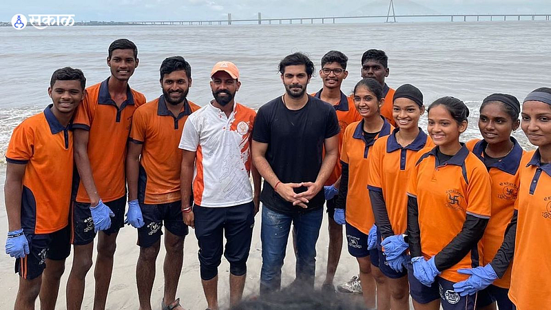Amit thackeray and mns leaders joins beach cleanup