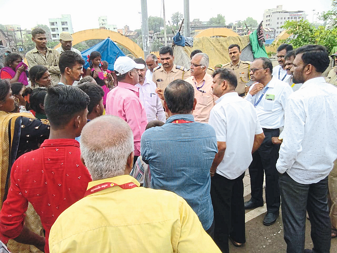 Residents of Shahi Marg protesting encroachment.