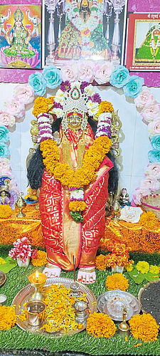 रहाटणीतील गुरुदत्त महिला मंडळाची वैष्णोदेवी प्रतिकृती