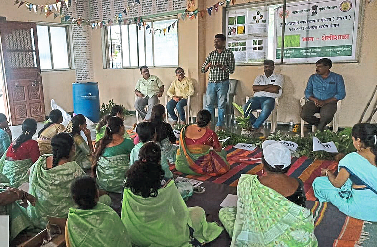 आत्मा योजनेंतर्गत
महिला शेतकऱ्यांची शेतीशाळा