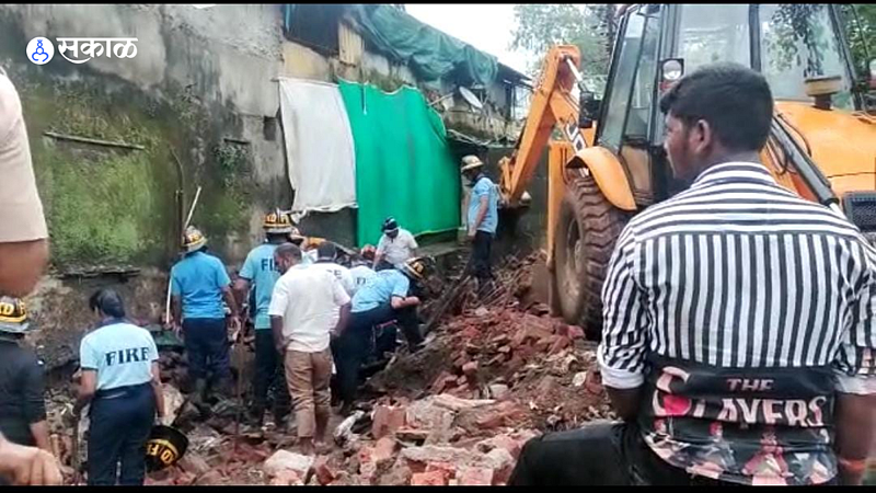 Guard wall of Central Railway collapsed in Dombivli Two workers killed three injured