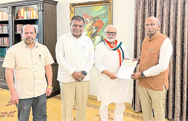 Chhagan Bhujbal giving fund to MVP