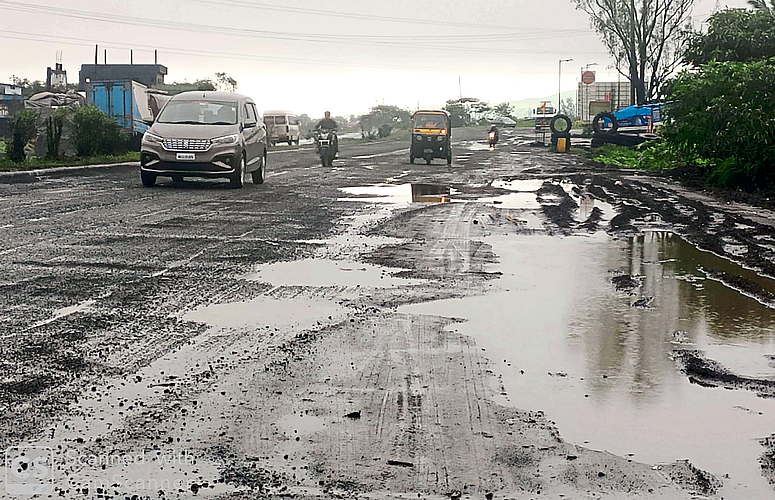 raod damage at Anjneri branch of Mumbai-Agra highway