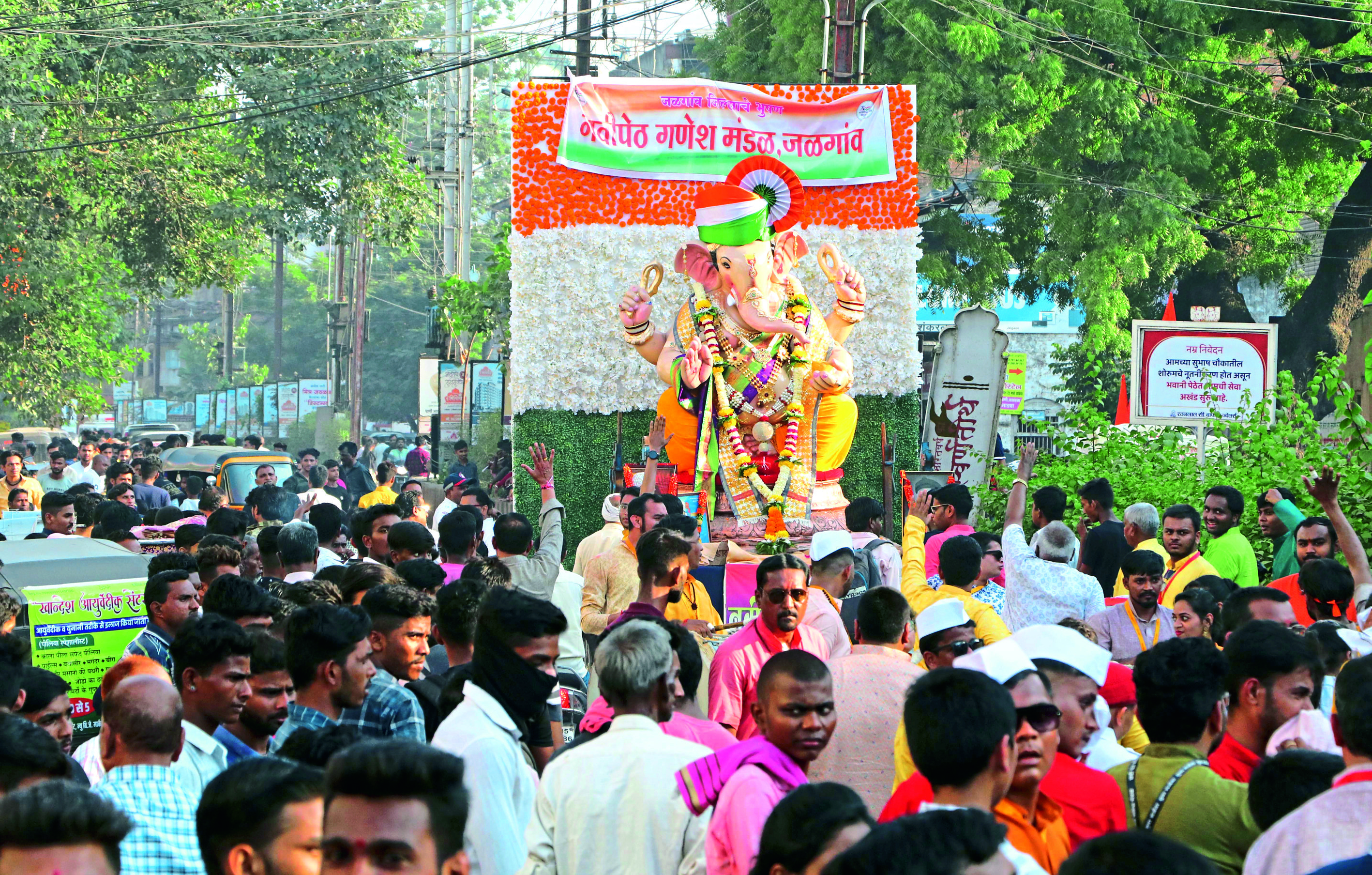 नवीपेठ गणेश मंडळाची मूर्ती पाहण्यासाठी झालेली गर्दी