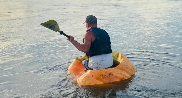 World Record of US person floating pumpkin