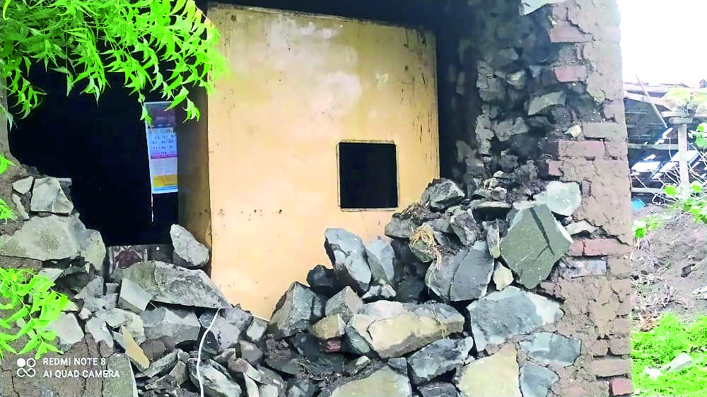 जलवाहिनी फुटल्याने घराची कोसळलेली भिंत