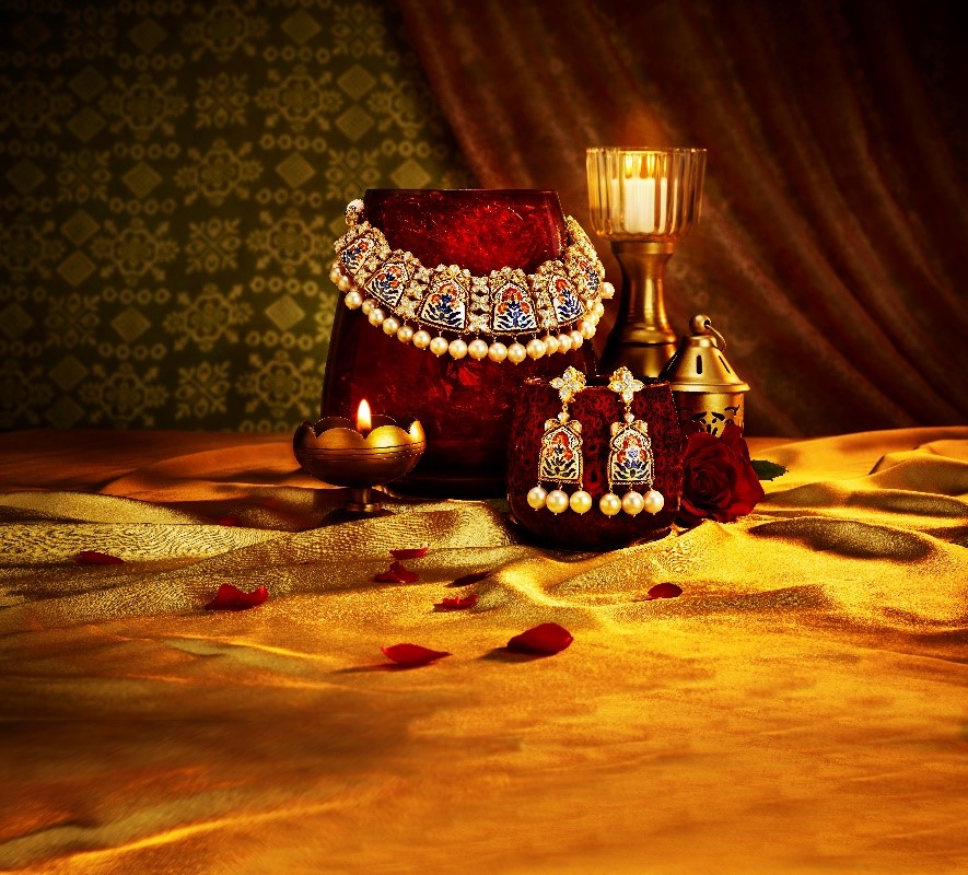 1. आधुनिक वंशपरंपरा:
राजेशाही लूक आवडणाऱ्यांसाठी तयार करण्यात आलेले, सणांच्या खास पेहरावाला विंटेज आणि शाही प्रभाव मिळवून देणारे हे दागिने आहेत. दिव्यांचा उत्सव दीपावलीची अस्सल शान ठरावेत असे हे दागिने! काळ कितीही पुढे गेला तरी ज्यांचा ताजेपणा कायम टिकून आहे अशी डिझाइन्स, त्यावर पोल्कीची सजावट यामुळे निर्माण झालेली अद्भुत चमक यंदाच्या दिवाळीत तुमची स्टाईल खुलवेल हे नक्की. पारंपरिक पेहराव असो किंवा ट्रेंडी इंडो-वेस्टर्न आऊटफिट हा शानदार हेयरलूम नेकपीस अगदी साजेसा दिसेल.