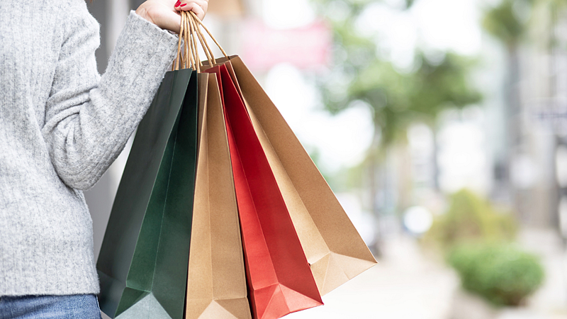 Know whether you should do your festive shopping online or offline check details here