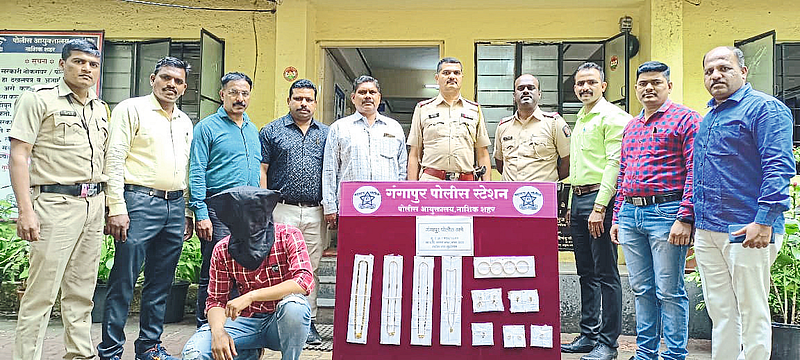 Gold ornaments and suspected son-in-law seized in case of burglary in Dhruvnagar area. Gangapur Senior Police Inspector Riyaz Shaikh and team