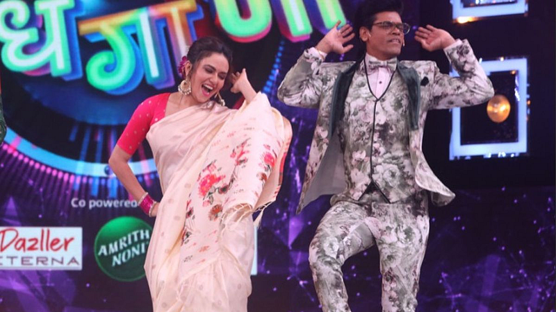 actress amruta khanvilkar participate in ata haude dhingana show on star pravah