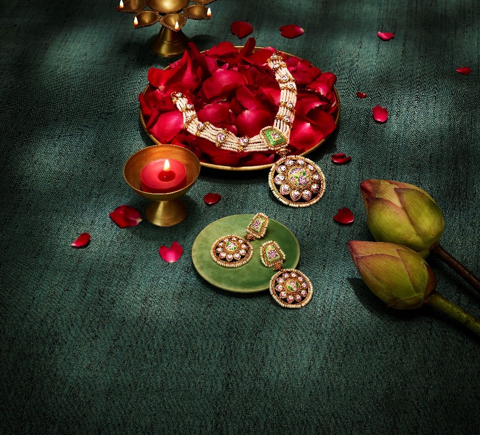 ४. मोतियांची शोभा:
मोत्यांची झळाळी पुन्हा एकदा ट्रेंडमध्ये आलीय. या पर्ल पिरोईला स्वतःचा खास राजेशाही थाट आहे, त्यामध्ये रंगीत मौल्यवान खडे आणि इनॅमल यामुळे आधुनिक साज अतिशय खुलून दिसतोय. हे आधुनिक पारंपरिक सिल्हट्स असल्याने अनेक वेगवेगळ्या पेहरावांसोबत खूप छान दिसतात. महिलांच्या व्यक्तिमत्त्वामध्ये अनोखा प्रभाव निर्माण करण्याची मोत्यांची किमया तर कालातीत आहे.