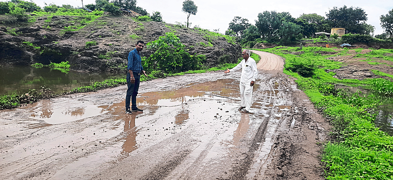 ‘काय सांगू भो... रस्त्यावर चालणंही कठीण व्हई बसणं! खड्डे बुजणार कधी...?