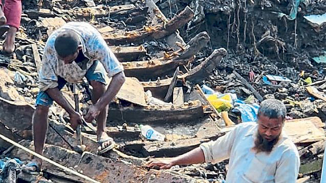 Boat-breaking Effects of oil spills marine life Mumbai Port traffic jam mumbai