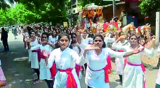 गणपती मिरवणुकीत नाचताना मुली