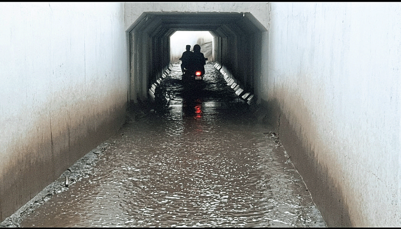 पाणी, चिखलातून धोकादायक प्रवास