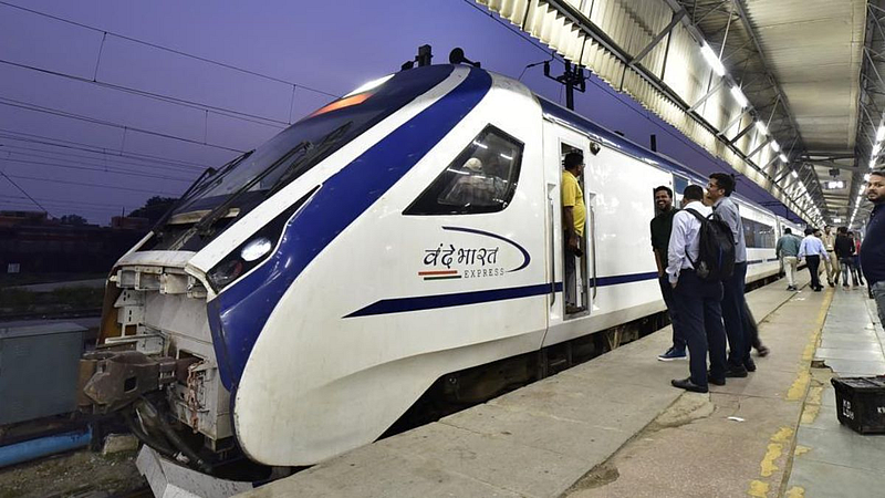 म्हैशीच्या अपघातामुळे चर्चेत आलेली वंदे भारत एक्सप्रेस सुरक्षित आहे का? प्रवासी काय म्हणतात?