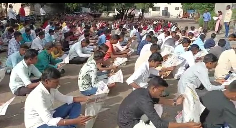 Students and teachers collectively read the Daily Sakal newspaper