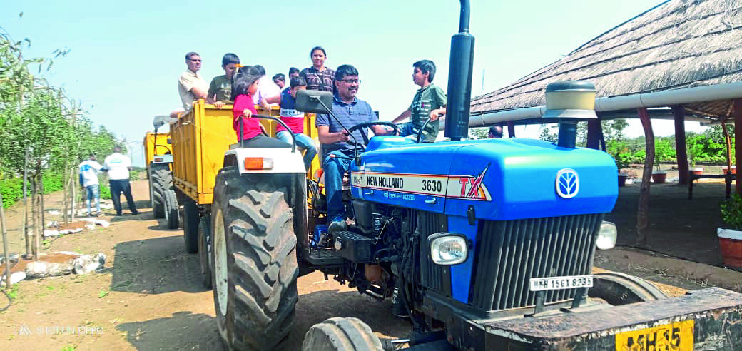 ट्रॅक्टरद्वारे सफारी करतानाचा क्षण