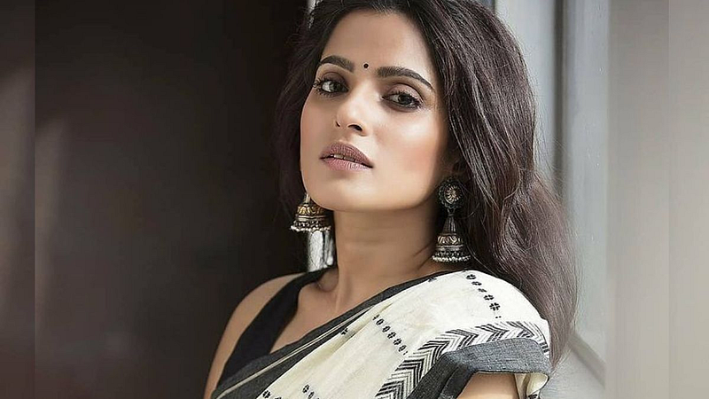 actress priya bapat participate in bus bai bus