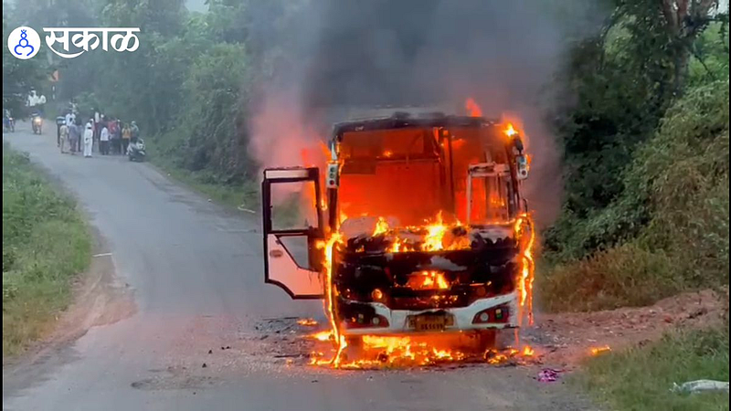 Pune Accident: पुण्यात नाशिक अपघाताची पुनरावृत्ती टळली; महिलांनी भरलेल्या बसला लागली आग