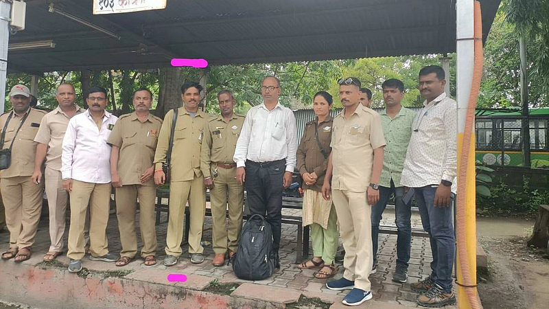 PMPML bus conductor save passengers money 2 lakh police pune