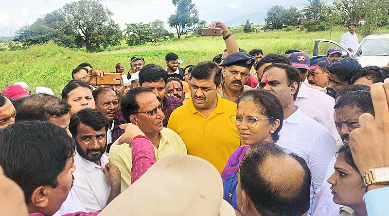 सुप्रिया सुळे यांना दाखविले काळे झेंडे