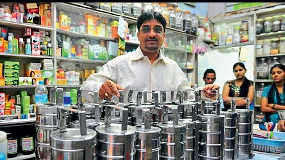 Mumbai Shravanabal food to people