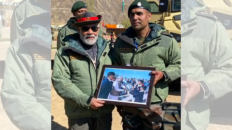 pm narendra modis emotional meeting with army officer after 21 years