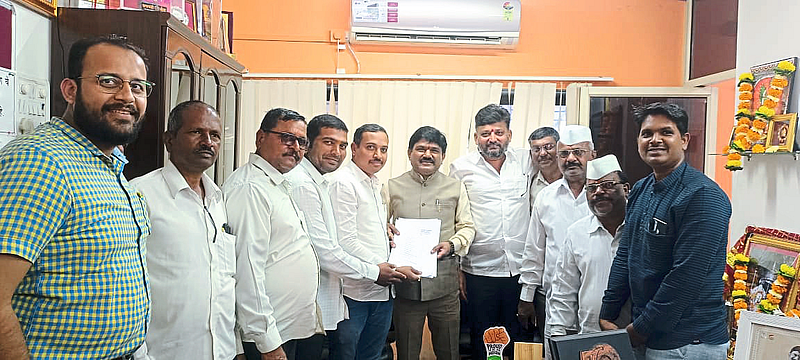Nashik Road Local farmers along with Adv. Prakash Shinde Ashok Jadhav, Tanaji Jadhav, Prabhakar Kandekar, Vinayak Kandekar, Bajirao Dushing, Bhausaheb Gohad, Annasaheb Kank etc