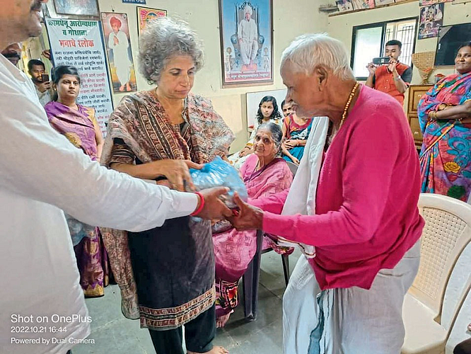 Beed : स्वतःच्या अश्रूंना बांध; दुसऱ्यांच्या दु:खावर फुंकर