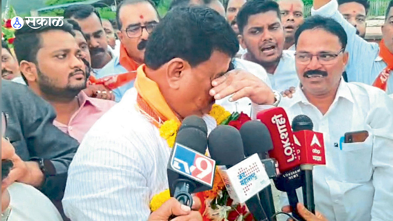 Chiplun : रेल्वे स्थानकावर जल्लोषात स्वागत ; भास्कर जाधवांना अश्रू अनावर